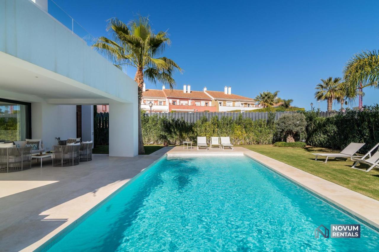 Extravagant 5-bdrm - Heated Pool & Gym Villa *